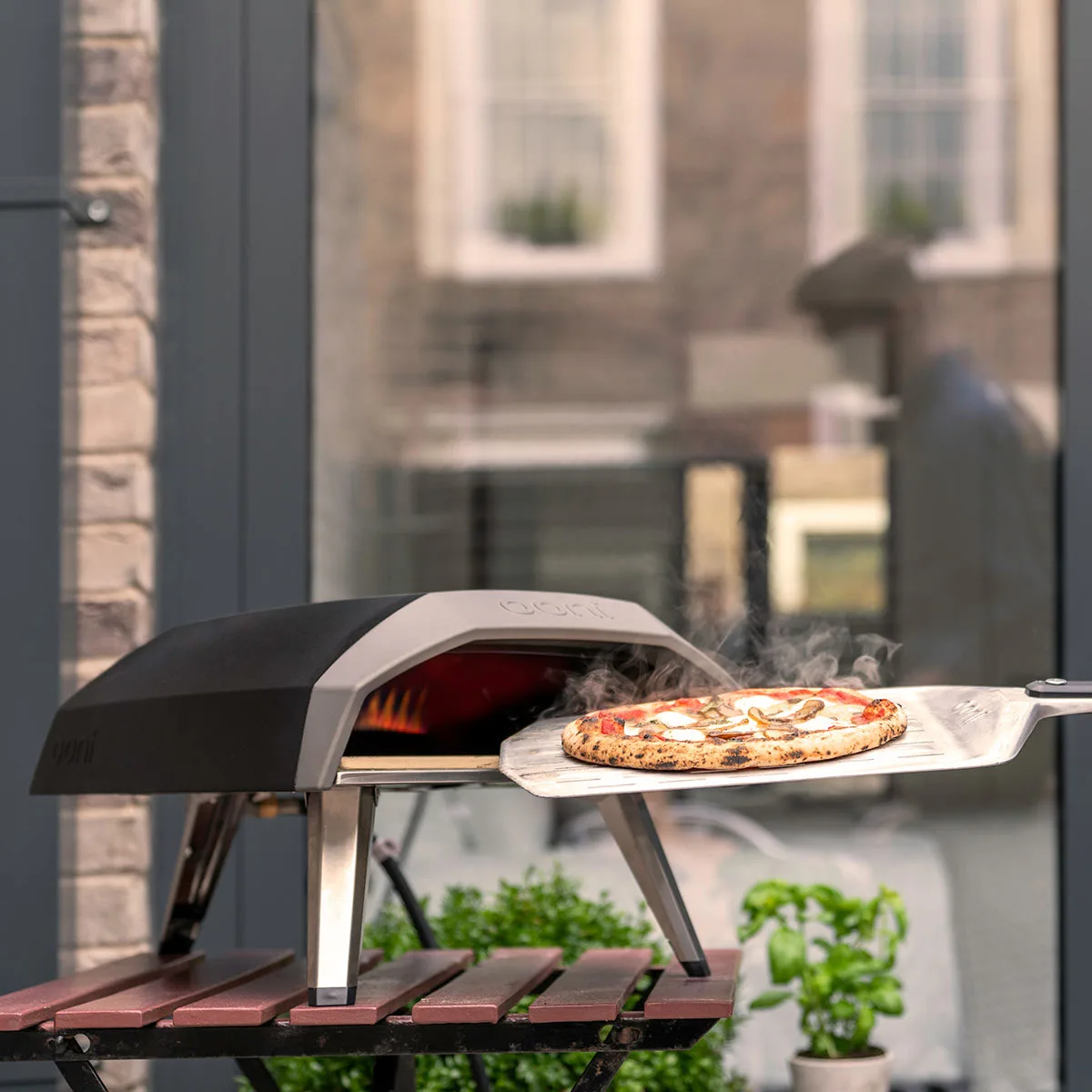 Pizza recién horneada en el Koda 12